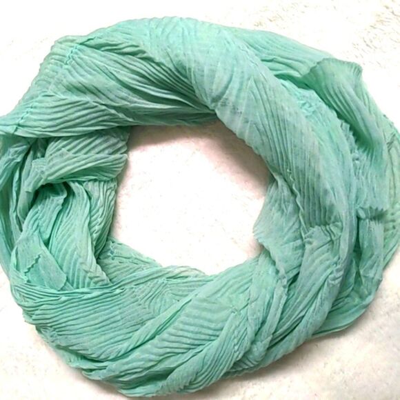 NWOT - Lightweight Soft & Semi Sheer Mint Green Infinity Scarf - Picture 1 of 8